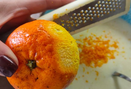 Фото шага рецепта Пирог на кефире с мандаринами и цукатами 188230 шаг 7