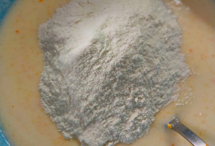 Фото шага рецепта Пирог на кефире с мандаринами и цукатами 188230 шаг 9