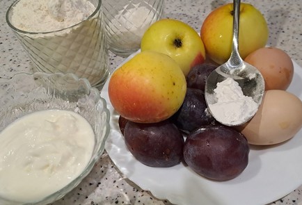 Фото шага рецепта Фруктовый пирог на сковороде 190631 шаг 1  