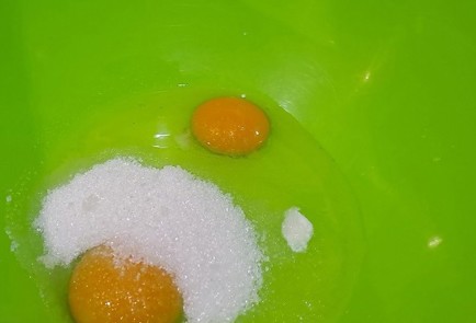 Фото шага рецепта Фруктовый пирог на сковороде 190631 шаг 2  