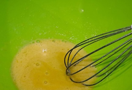 Фото шага рецепта Фруктовый пирог на сковороде 190631 шаг 3  