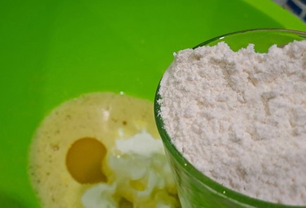 Фото шага рецепта Фруктовый пирог на сковороде 190631 шаг 6  