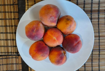 Фото шага рецепта Пирогперевертыш с персиками карамелью и корицей 174243 шаг 1