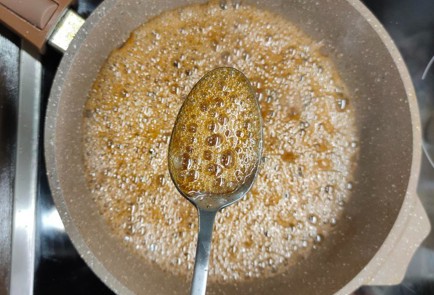 Фото шага рецепта Пирогперевертыш с персиками карамелью и корицей 174243 шаг 12