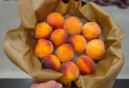 Фото шага рецепта Пирогперевертыш с персиками карамелью и корицей 174243 шаг 13