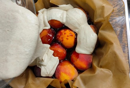 Фото шага рецепта Пирогперевертыш с персиками карамелью и корицей 174243 шаг 15