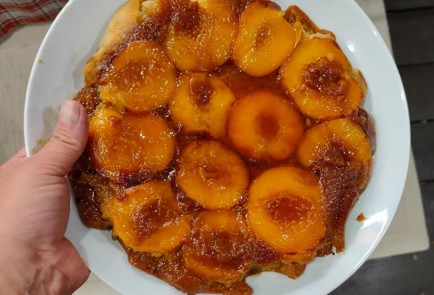 Фото шага рецепта Пирогперевертыш с персиками карамелью и корицей 174243 шаг 20