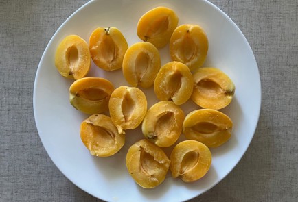 Фото шага рецепта Пирог с абрикосами и персиками 186962 шаг 2  