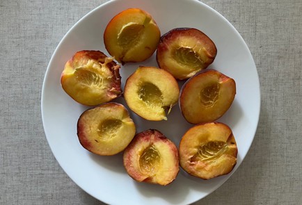 Фото шага рецепта Пирог с абрикосами и персиками 186962 шаг 4  