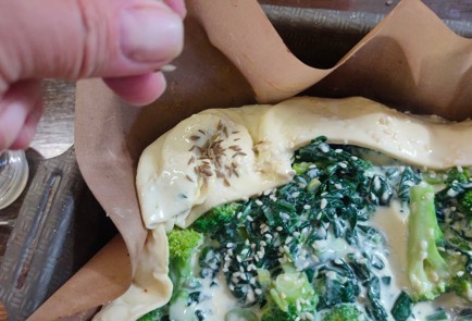 Фото шага рецепта Пирог с брокколи и шпинатом 176355 шаг 21  