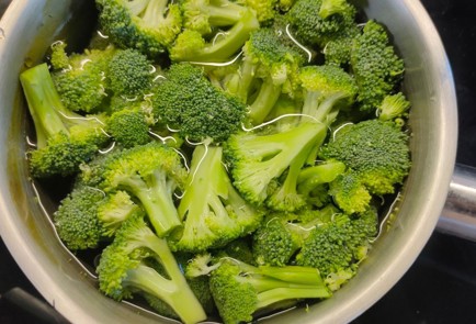 Фото шага рецепта Пирог с брокколи и шпинатом 176355 шаг 6  