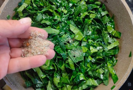 Фото шага рецепта Пирог с брокколи и шпинатом 176355 шаг 8  