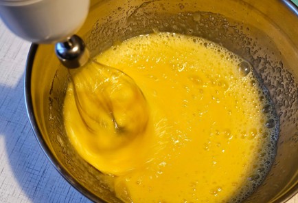 Фото шага рецепта Пирог с черной смородиной 188232 шаг 3