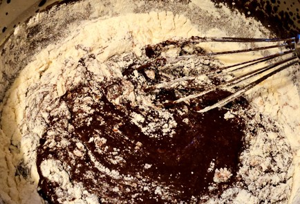 Фото шага рецепта Пирог с черной смородиной 188232 шаг 5