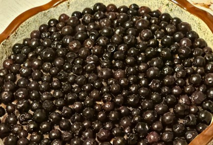 Фото шага рецепта Пирог с черной смородиной 188232 шаг 9