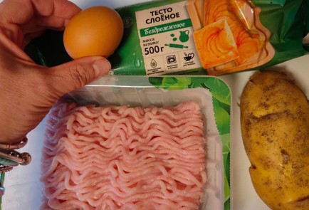 Фото шага рецепта Пирог с фаршем из индейки картофелем и яйцом со сметанным соусом 188962 шаг 1