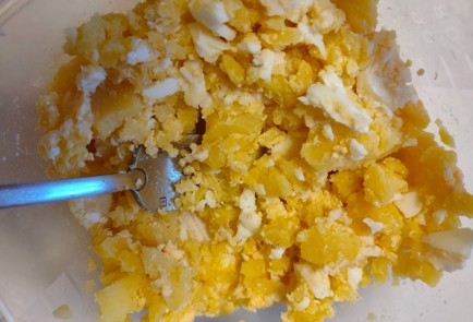 Фото шага рецепта Пирог с фаршем из индейки картофелем и яйцом со сметанным соусом 188962 шаг 10