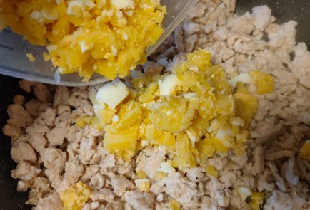 Фото шага рецепта Пирог с фаршем из индейки картофелем и яйцом со сметанным соусом 188962 шаг 11