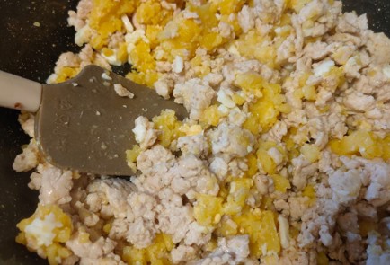 Фото шага рецепта Пирог с фаршем из индейки картофелем и яйцом со сметанным соусом 188962 шаг 12