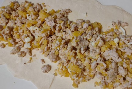 Фото шага рецепта Пирог с фаршем из индейки картофелем и яйцом со сметанным соусом 188962 шаг 14