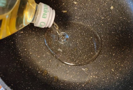 Фото шага рецепта Пирог с фаршем из индейки картофелем и яйцом со сметанным соусом 188962 шаг 2