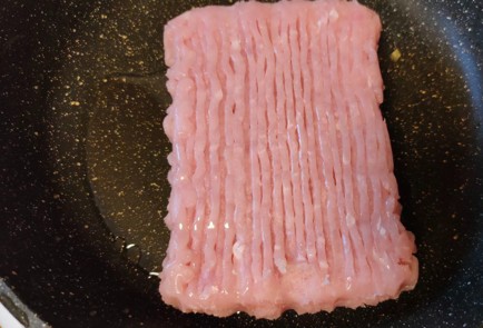 Фото шага рецепта Пирог с фаршем из индейки картофелем и яйцом со сметанным соусом 188962 шаг 3