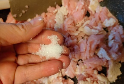 Фото шага рецепта Пирог с фаршем из индейки картофелем и яйцом со сметанным соусом 188962 шаг 4