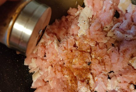 Фото шага рецепта Пирог с фаршем из индейки картофелем и яйцом со сметанным соусом 188962 шаг 5