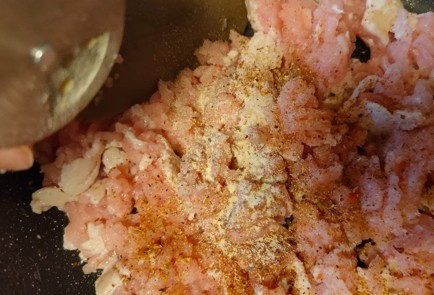 Фото шага рецепта Пирог с фаршем из индейки картофелем и яйцом со сметанным соусом 188962 шаг 6