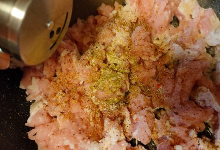 Фото шага рецепта Пирог с фаршем из индейки картофелем и яйцом со сметанным соусом 188962 шаг 7