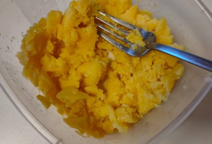 Фото шага рецепта Пирог с фаршем из индейки картофелем и яйцом со сметанным соусом 188962 шаг 8