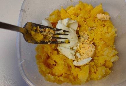 Фото шага рецепта Пирог с фаршем из индейки картофелем и яйцом со сметанным соусом 188962 шаг 9