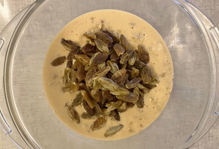 Фото шага рецепта Пирог с изюмом орехами яблоками и корицей 175697 шаг 10