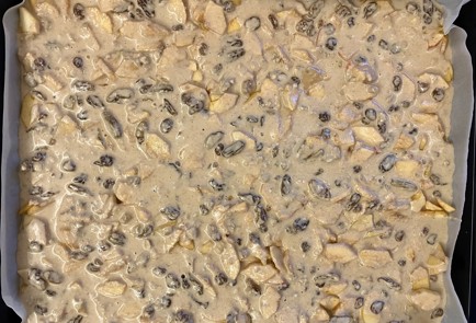 Фото шага рецепта Пирог с изюмом орехами яблоками и корицей 175697 шаг 12