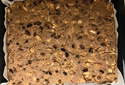 Фото шага рецепта Пирог с изюмом орехами яблоками и корицей 175697 шаг 13