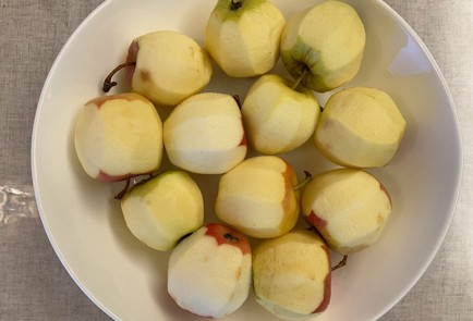 Фото шага рецепта Пирог с изюмом орехами яблоками и корицей 175697 шаг 2