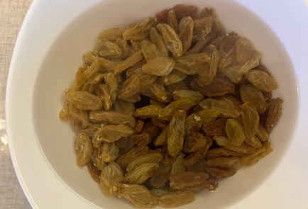 Фото шага рецепта Пирог с изюмом орехами яблоками и корицей 175697 шаг 4