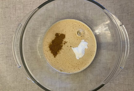 Фото шага рецепта Пирог с изюмом орехами яблоками и корицей 175697 шаг 6