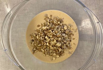 Фото шага рецепта Пирог с изюмом орехами яблоками и корицей 175697 шаг 9