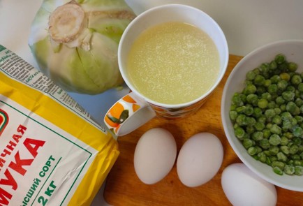 Фото шага рецепта Пирог с капустой зеленым горошком и яйцом 188842 шаг 1  