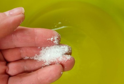 Фото шага рецепта Пирог с капустой зеленым горошком и яйцом 188842 шаг 13  