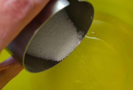 Фото шага рецепта Пирог с капустой зеленым горошком и яйцом 188842 шаг 14  