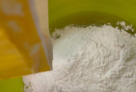 Фото шага рецепта Пирог с капустой зеленым горошком и яйцом 188842 шаг 15  