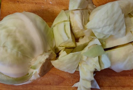 Фото шага рецепта Пирог с капустой зеленым горошком и яйцом 188842 шаг 2  