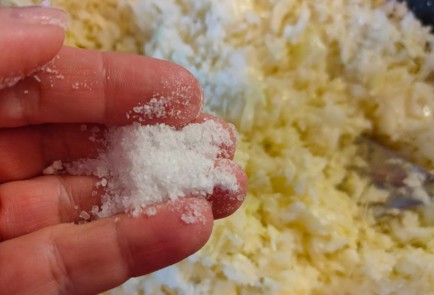 Фото шага рецепта Пирог с капустой зеленым горошком и яйцом 188842 шаг 5  