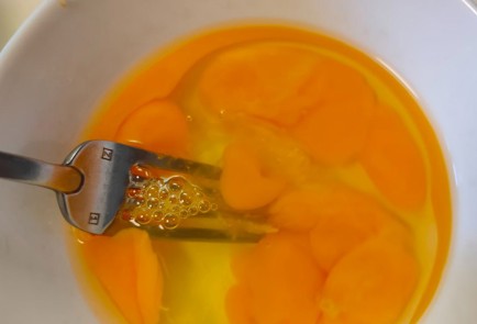 Фото шага рецепта Пирог с капустой зеленым горошком и яйцом 188842 шаг 7  