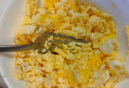 Фото шага рецепта Пирог с капустой зеленым горошком и яйцом 188842 шаг 8  