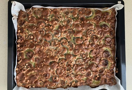 Фото шага рецепта Пирог с киви бананами яблоками и орехами 175912 шаг 12  