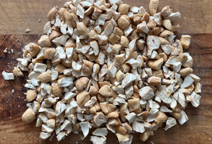 Фото шага рецепта Пирог с киви бананами яблоками и орехами 175912 шаг 2  