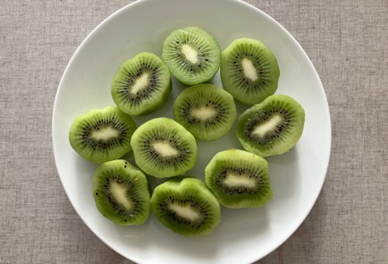 Фото шага рецепта Пирог с киви бананами яблоками и орехами 175912 шаг 3  